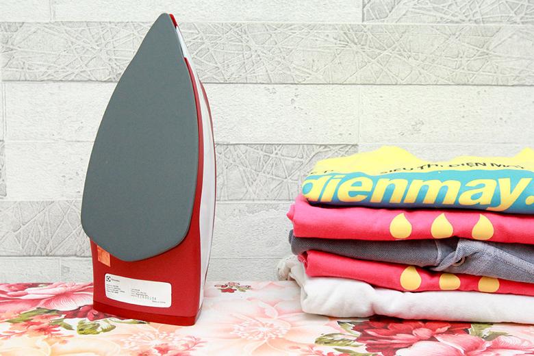 Mặt đế chống dính, giảm nhẹ công sức khi ủi đồ Mặt đế chống dính, giảm nhẹ công sức khi ủi đồ