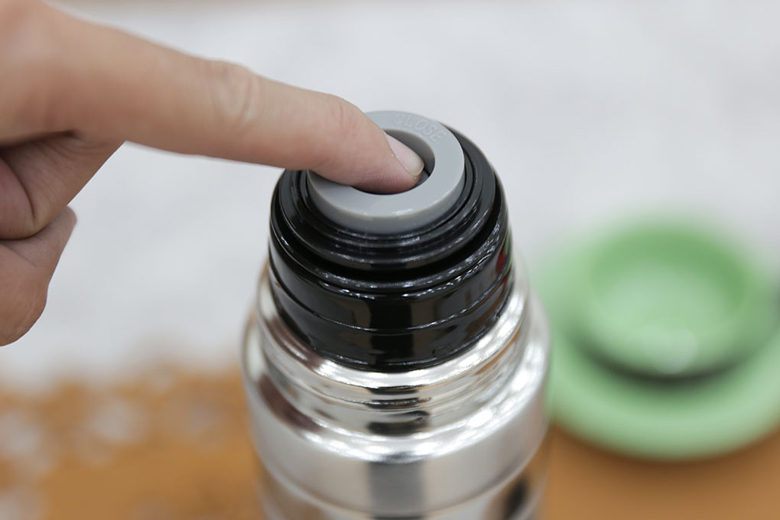 Nhấn nút để mở và đóng nắp rót nước