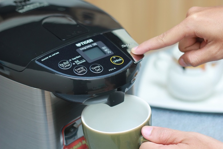 Rót nước nhanh chóng khi nhấn nút “Dispense”