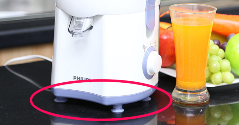 Chân đế máy được bọc cao su giúp máy được cố đinh chắc chắn Chân đế máy được bọc cao su giúp máy được cố đinh chắc chắn