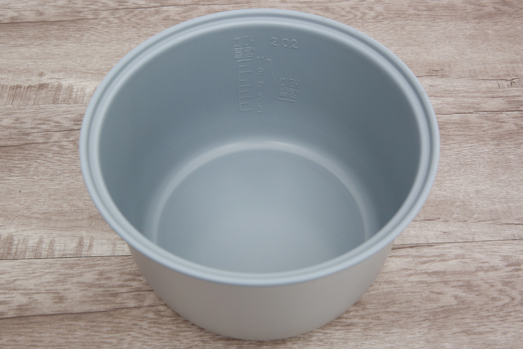 Lòng nồi bằng hợp kim nhôm tráng men chống dính dày chắc - Nồi cơm điện Cuckoo 2 lít CR-1122 Lòng nồi bằng hợp kim nhôm tráng men chống dính dày chắc - Nồi cơm điện Cuckoo 2 lít CR-1122